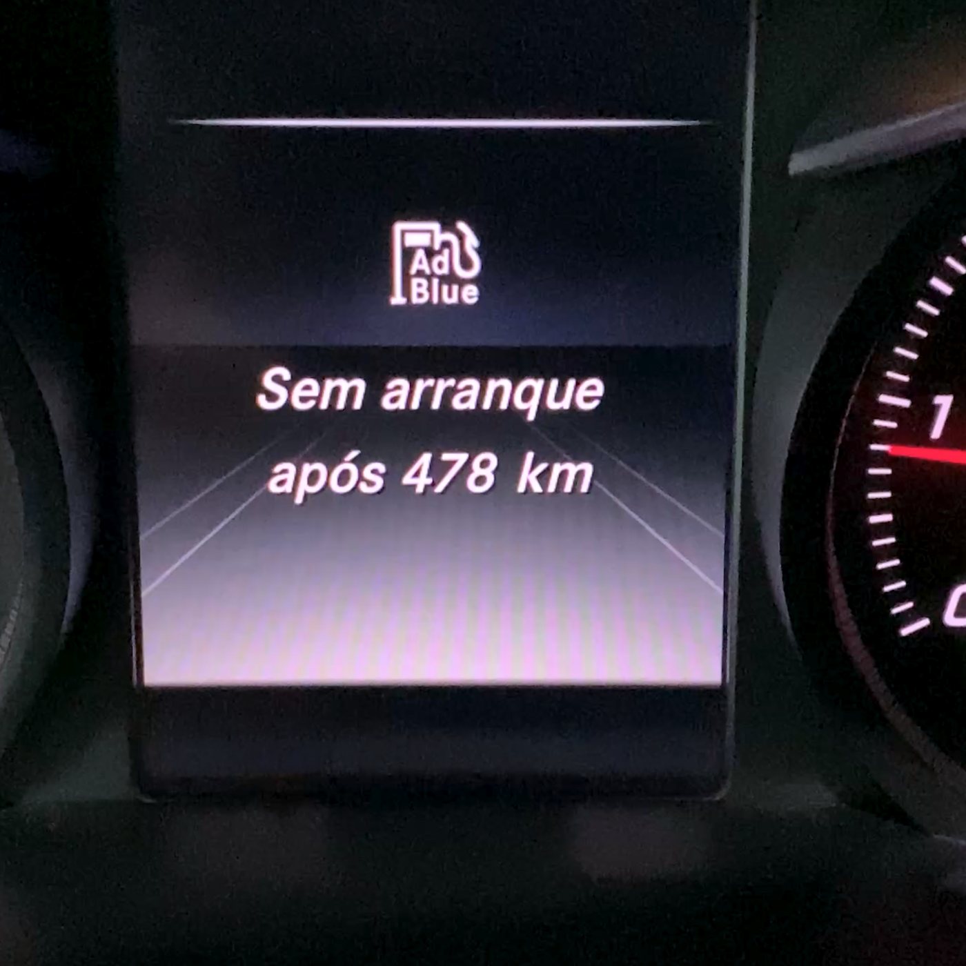 Painel de instrumentos com o aviso de AdBlue: sem arranque após 478 km